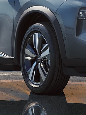 El Nissan Rogue 2023 sobre el pavimento mojado para destacar los rines de 19 pulgadas.
