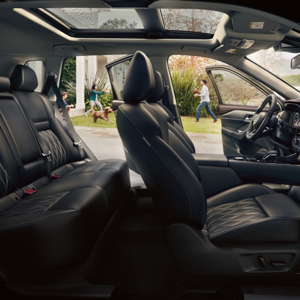Espacio interior del Nissan Rogue 2023 con asientos forrados en piel semianilina