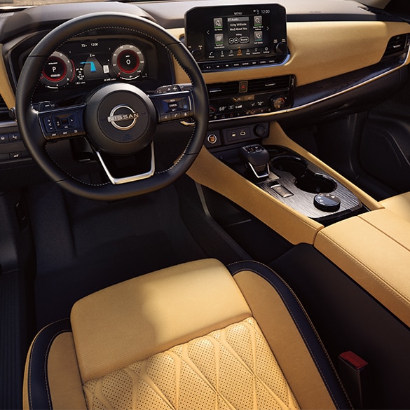 Interior premium del Nissan Rogue 2023 con asientos forrados en piel