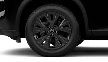 Rines de aluminio de 18 pulgadas en negro brillante para el Nissan Rogue Midnight Edition 2023.