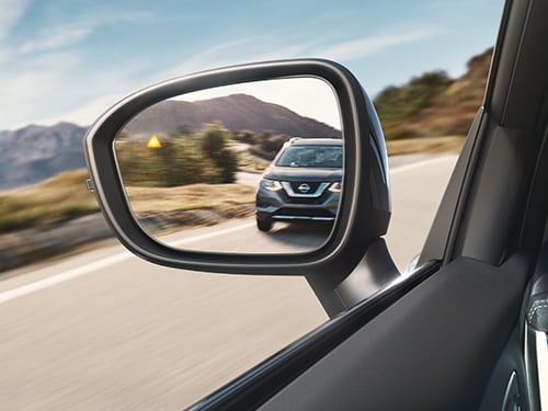Detalle del espejo lateral derecho del Nissan Rogue 2024