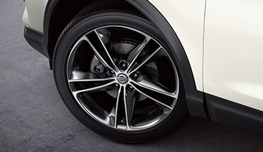 Rines de aluminio de 19 pulgadas del Nissan Rogue Sport 2022