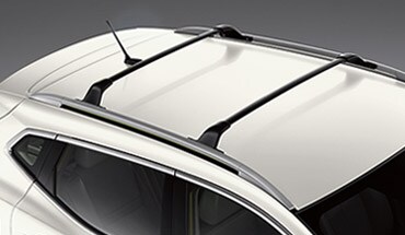 El Nissan Rogue Sport 2022 mostrando las barras transversales para los rieles en el techo