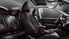 Vista de los asientos forrados en piel en color negro del interior del Nissan Rogue Sport 2022