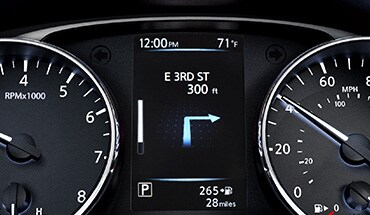 Panel de instrumentos del Nissan Rogue Sport 2022 mostrando la pantalla de navegación paso a paso