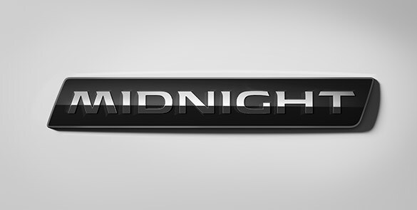 Insignias de la Nissan Sentra 2022 Midnight Edition.
