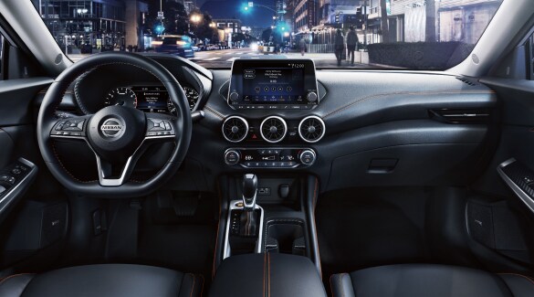 Tablero delantero en el interior Premium del Nissan Sentra SR 2023.