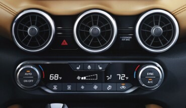 Botones del control de temperatura de doble zona del Nissan Sentra SV 2023.
