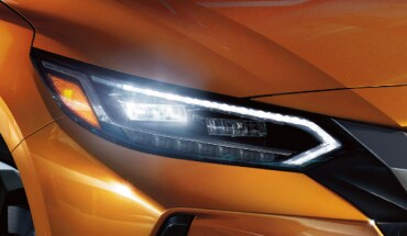 Luces delanteras LED delgadas de proyección con icónicas luces de día LED del Nissan Sentra 2023.