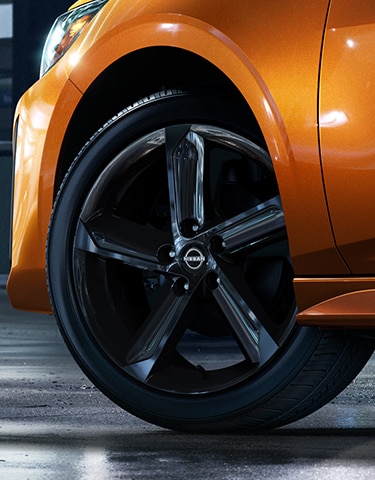 Nissan Sentra 2024 mostrando los Rines de aleación de aluminio de 18 pulgadas negros