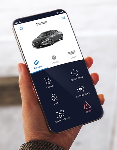 Nissan Sentra 2024 mostrando la app de la llave virtual en un teléfono inteligente.