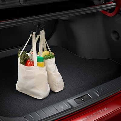Ganchos para bolsas de compras para la cajuela del Nissan Sentra 2024.