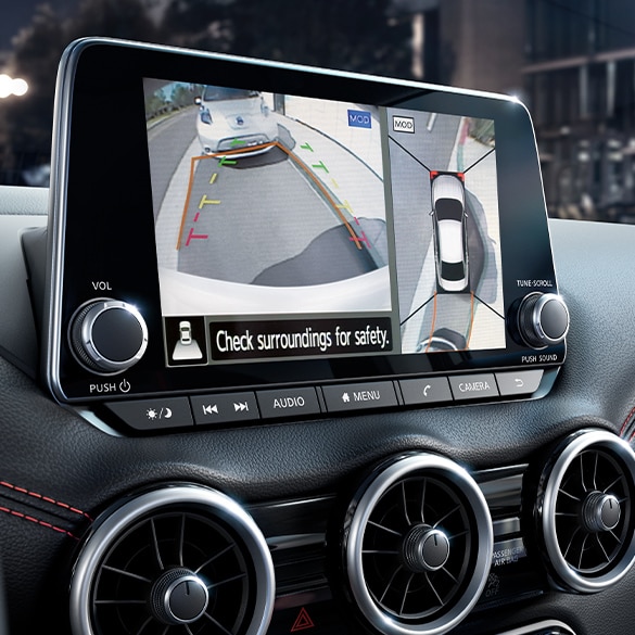Pantalla táctil del Nissan Sentra 2024 mostrando el monitor inteligente de visión periférica Around View.