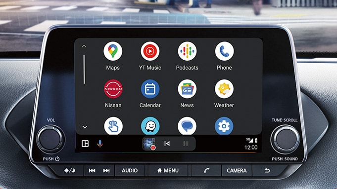 El Nissan Sentra 2024 mostrando la pantalla táctil con apps de Android Auto.