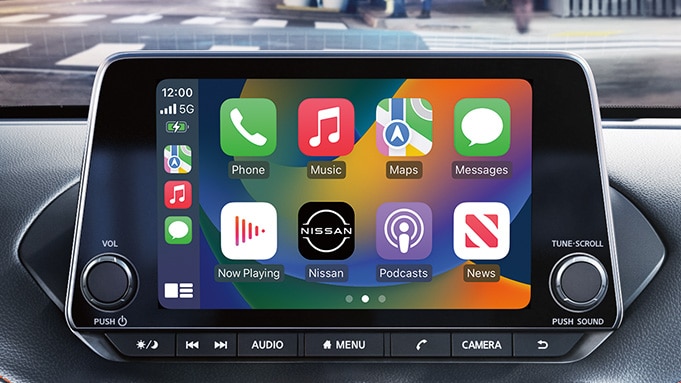 Nissan Sentra 2024 mostrando la pantalla táctil con las app de Apple CarPlay.