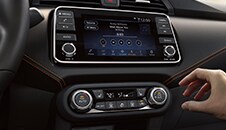 Pantalla táctil y los controles centrados en el usuario del Nissan Versa 2022