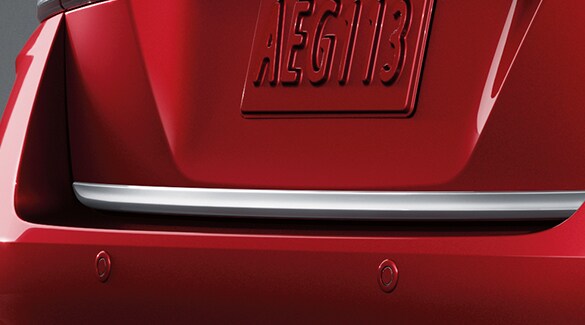 Detalle cromado para la cajuela del Nissan Versa 2022.