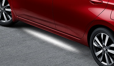 Iluminación del piso exterior del Nissan Versa 2022.