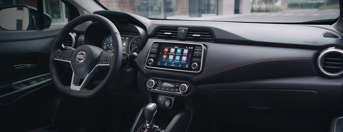 Se muestran los controles de la tecnología conectada y la pantalla táctil en el tablero frontal del Nissan Versa 2022.