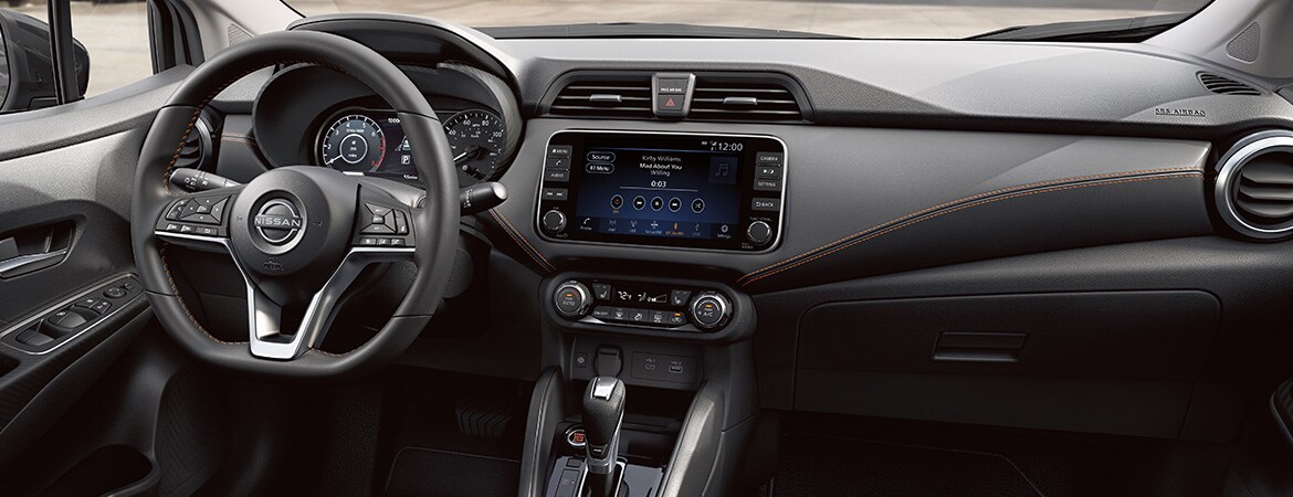 Tablero delantero del Nissan Versa 2023 mostrando los controles de la tecnología de conexión y la pantalla táctil.