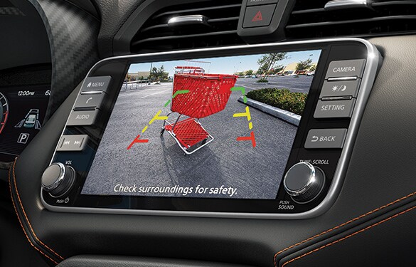 Nissan Versa 2023 muestra el carrito de la compra detrás del vehículo en la pantalla del monitor de visión trasera.