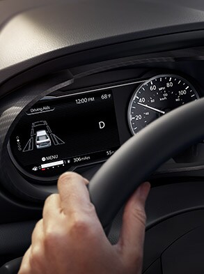 Monitor Drive-Assist de asistencia avanzada para el conductor del Nissan Versa 2023.