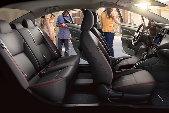 Espacioso interior del Nissan Versa 2023.