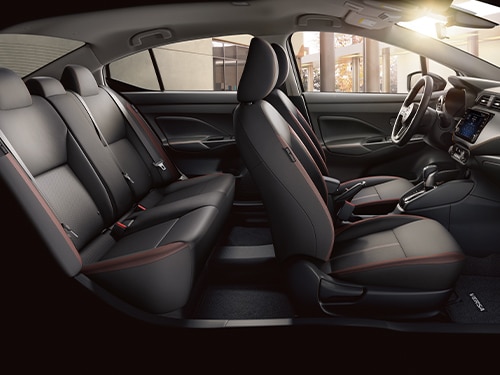 Vista del interior del Nissan Versa 2024 con los asientos delanteros y traseros